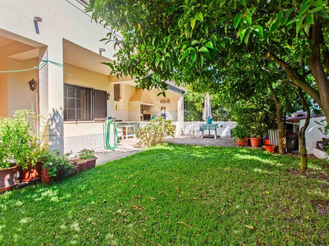 Moradia T4, 2 pisos, com jardim e árvores de fruto, Marisol. 199m² Charneca De Caparica