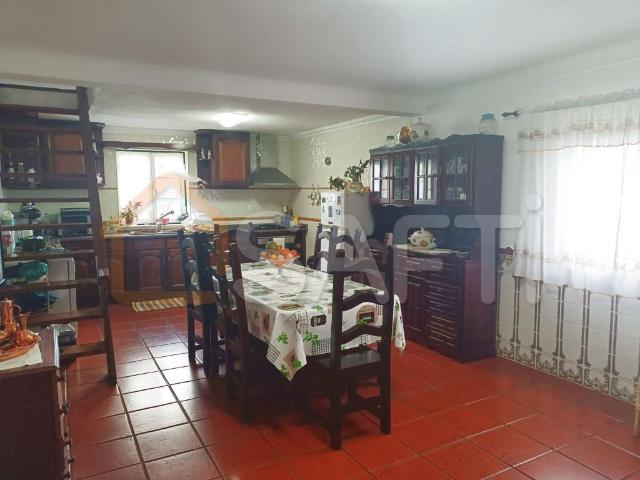Moradia T4. 2 Pisos. Terreno de 8.413,50m2. 173m² Reguengo Grande