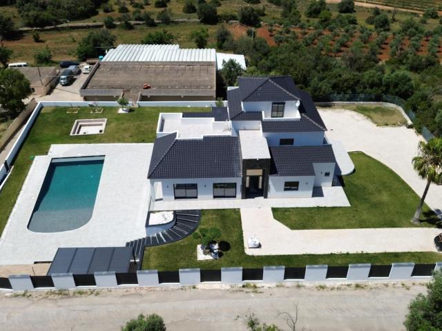Moradia T4+5 Renovada com 2 Armazéns e vista campo