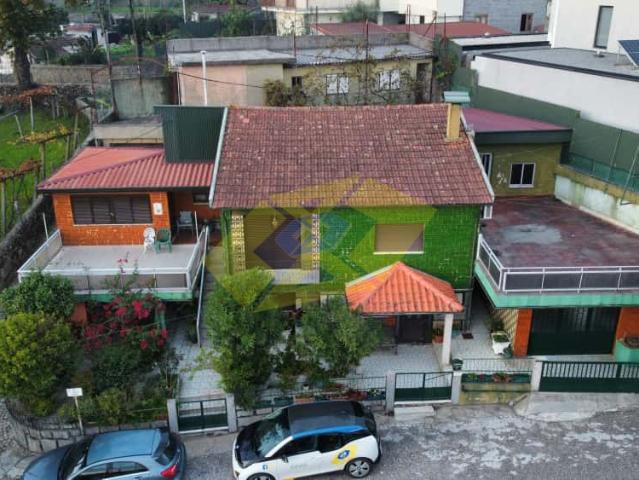 Moradia T4+T1 em Felgueiras Centro da cidade