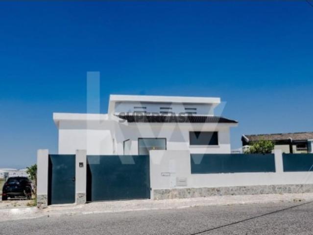 Moradia T5+3 de arquitetura contemporânea renovada num Lote de 650 m2 em Tires Cascais