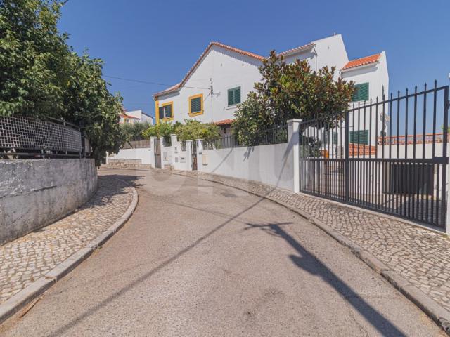 Moradia T5+1 com Cave + Garagem + Espaço Exterior no centro Almada
