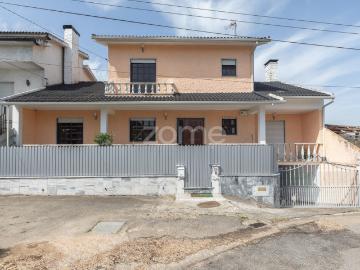 Moradia T5+1 com Garagem e Terreno nas Secarias Arganil