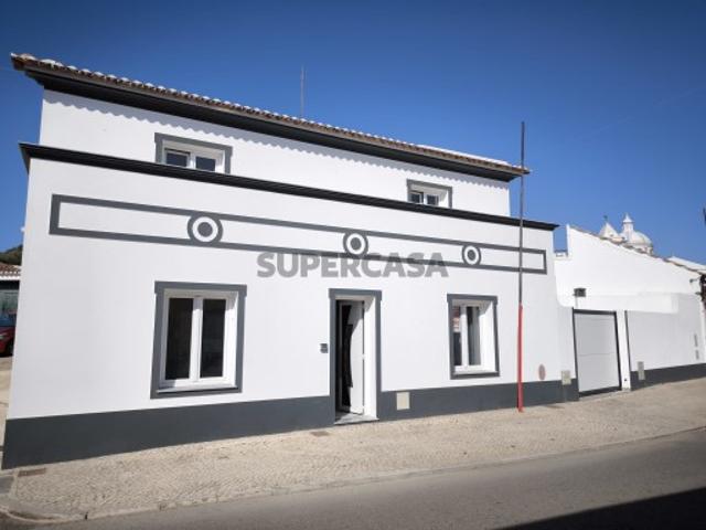 MORADIA T5+1 COM ESPAÇO EXTERIOR NO CENTRO DE CASTRO MARIM ALGARVE