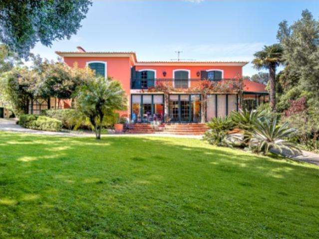 Moradia T5+1 com piscina em Birre Cascais