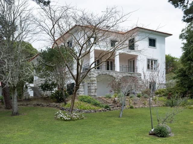 Moradia T5+1 para arrendamento junto ao Golfe do Estoril, com piscina aquecida