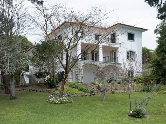 Moradia T5+1 para arrendamento junto ao Golfe do Estoril, com piscina aquecida