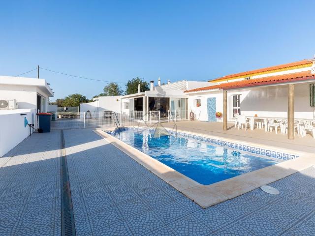 Moradia T5 mais 3 Apartamentos T2 independentes, situada em Tunes Algarve