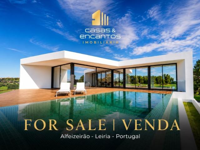 Moradia T5 Moderna com Piscina e Vista Panorâmica para a Baía de São Martinho do Porto