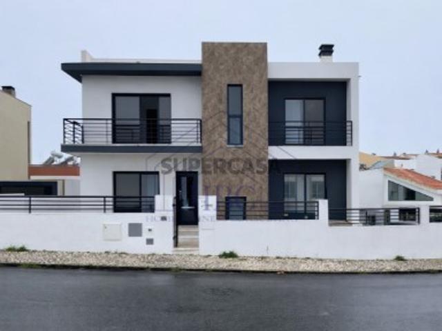 Moradia T5 Moderna e Remodelada no Feijó Espaço, Conforto e Exclusividade