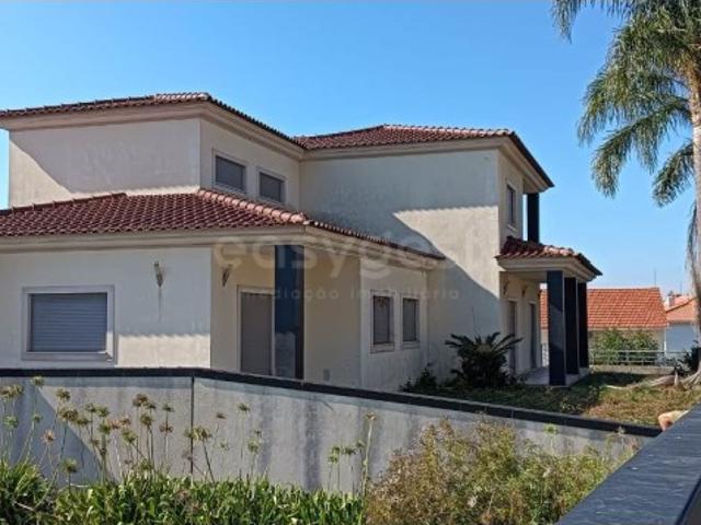 Moradia T5 num lote de terreno com mais de 1500m² em Pombal