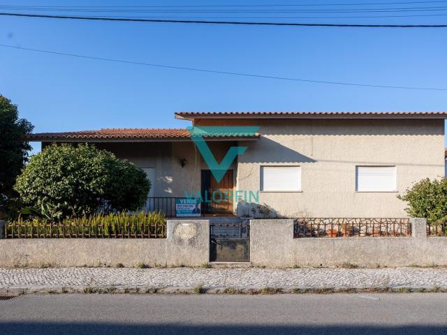 Moradia T5 na Marinha Grande | Zona da Portela | p/ Renovar