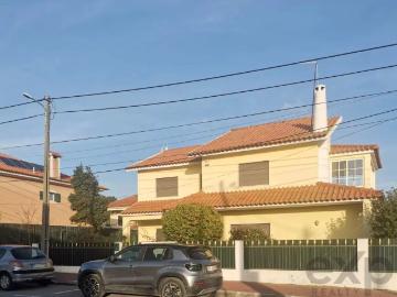Moradia T5 na Charneca da Caparica em Funcionamento c/ Lic, AL