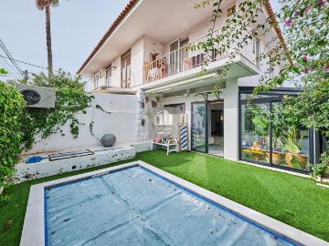 Moradia T5 na Costa da Caparica: O Seu Refúgio Privado com Piscina e Jardim