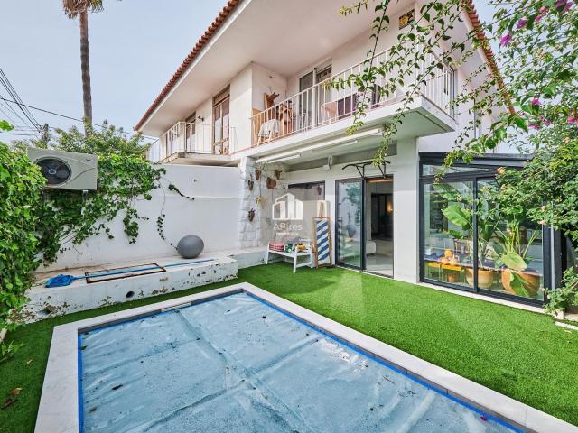 Moradia T5 na Costa da Caparica: O Seu Refúgio Privado com Piscina e Jardim