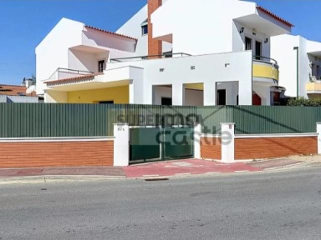 Moradia T4 na Sobreda da Caparica Espaço, Conforto e Qualidade de Vida