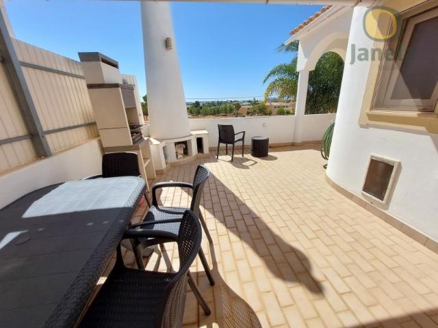 Moradia T5 nas Gambelas Conforto, Espaço e Localização de Excelência