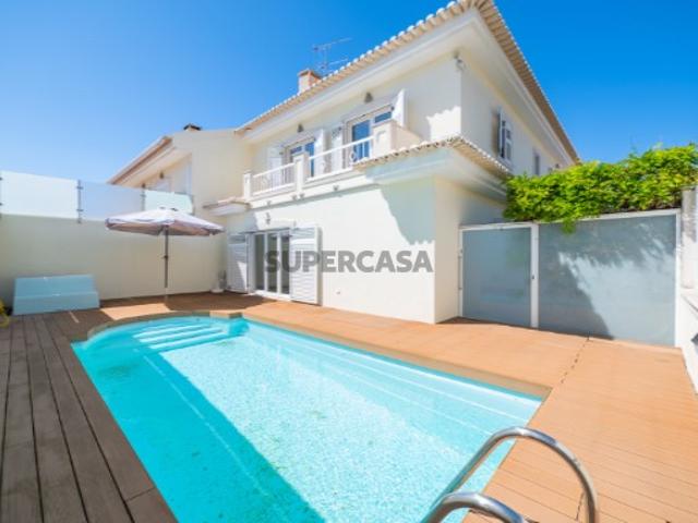 Moradia T5 no Alto da Parede com piscina