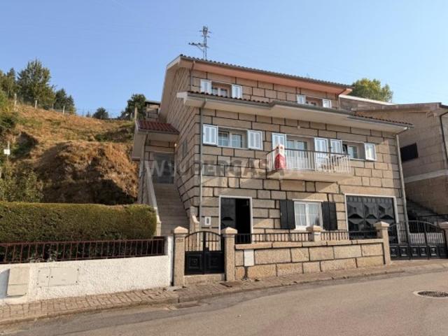 Moradia T5 no Centro de Montalegre