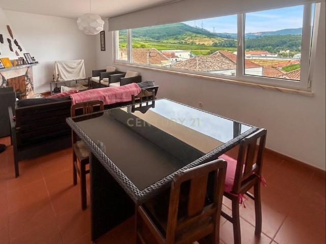 Moradia T5 no Centro do Maxial Torres Vedras. Conforto, Espaço e Vista sobre o Vale