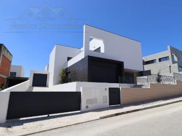 Moradia T5 NOVA com Piscina