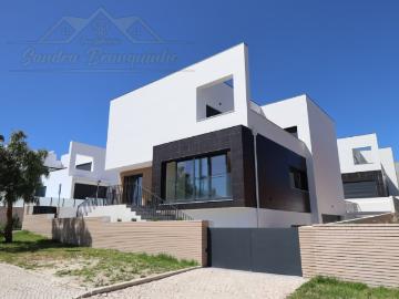 Moradia T5 NOVA com Piscina