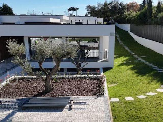 Moradia T5 Nova com Piscina na Verdizela | Lote 2500 m² | Ar. 320m² Corroios