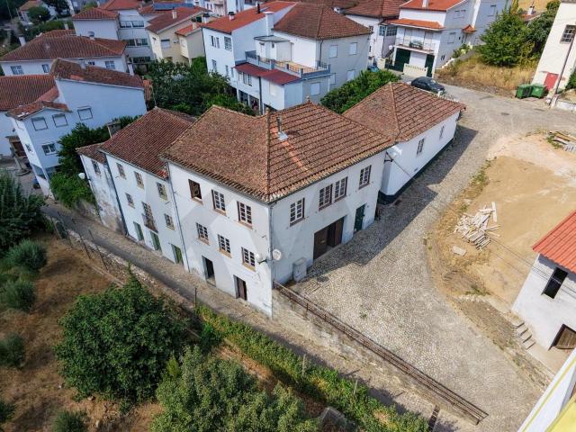 Moradia T5 com 240m2 a 100m da praia fluvial da Benfeita
