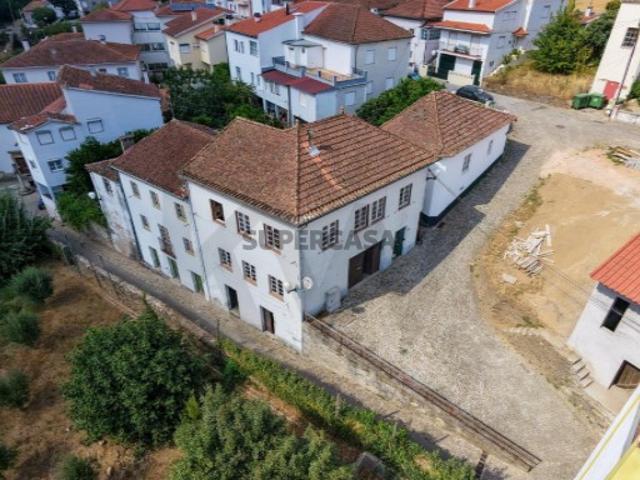 Moradia T5 com 240m2 a 100m da praia fluvial da Benfeita
