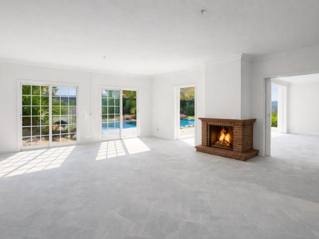 Moradia T5, a poucos metros do mar, com piscina e jardim, em São Pedro do Estoril, Cascais