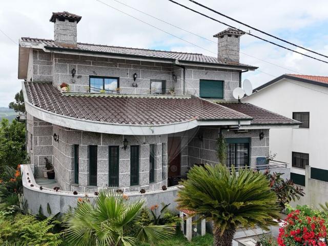 Moradia T5 à venda em Amarante