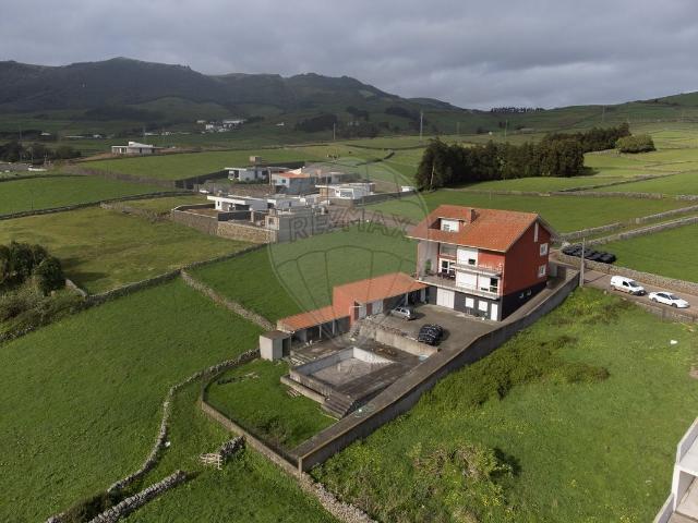 Moradia T5 à venda em Angra do Heroísmo