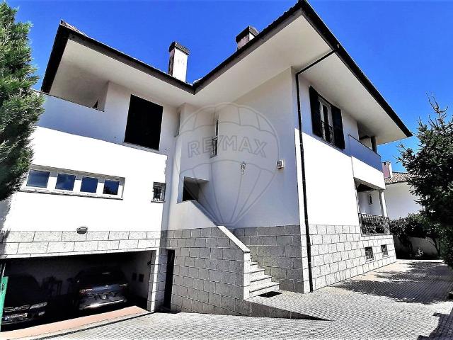 Moradia T5 à venda em Godim