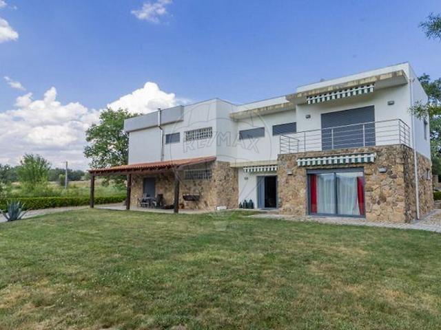 Moradia T5 à venda em Fundão, Valverde, Donas, Aldeia de Joanes e Aldeia Nova do Cabo, Fundão RE/MAX Portugal