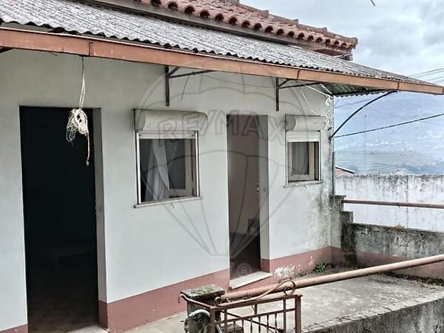 Moradia T5 à venda em Oliveira, Mesão Frio RE/MAX Portugal