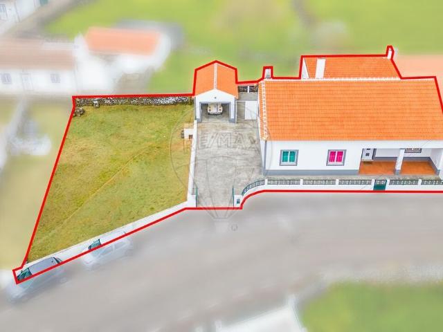 Moradia T5 à venda em São Mateus, Angra do Heroísmo RE/MAX Portugal
