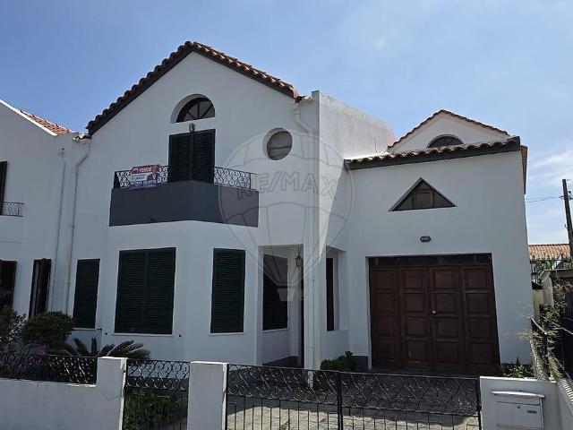 Moradia T5 à venda em São Pedro, Ponta Delgada RE/MAX Portugal
