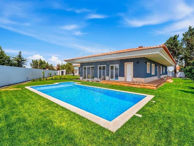Moradia T5 à venda em Salvaterra de Magos e Foros de Salvaterra, Salvaterra de Magos RE/MAX Portugal