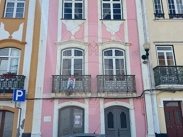 Moradia T5 à venda em Sé, Angra do Heroísmo RE/MAX Portugal