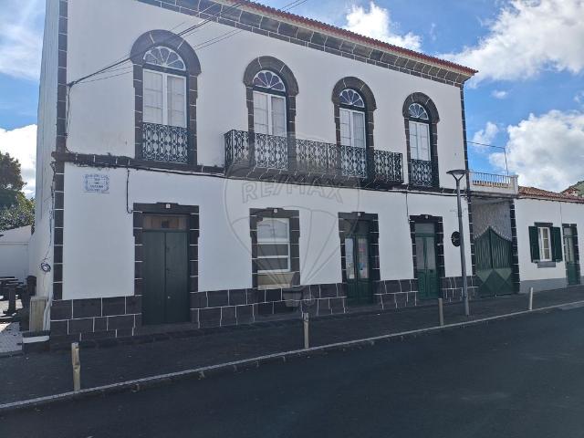 Moradia T5 à venda em Ponta Delgada