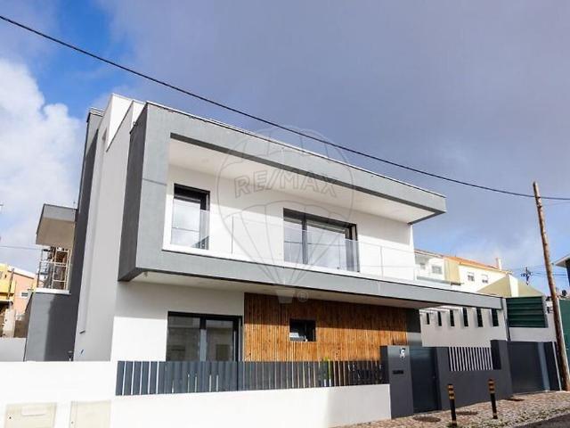 Moradia T5 à venda em Pontinha e Famões, Odivelas RE/MAX Portugal