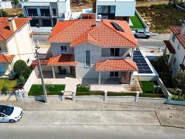 Moradia T5 à venda em Parceiros e Azoia, Leiria RE/MAX Portugal