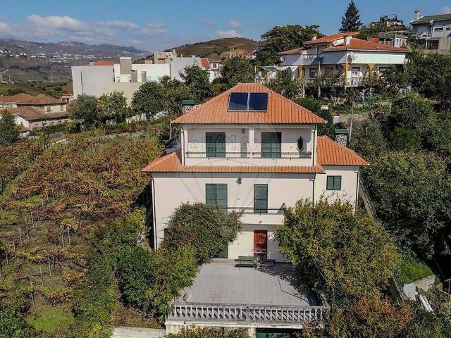 Moradia T5 à venda em Peso da Régua