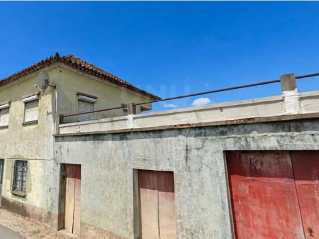 Moradia T5 à venda para reabilitação em Barroselas, Viana do Castelo