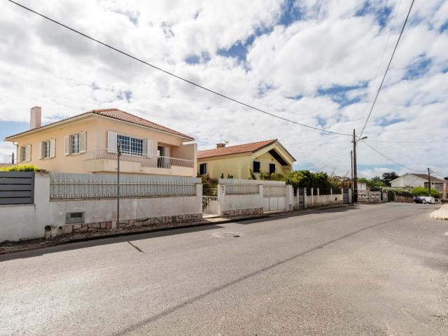 Moradia T5 c/ Anexo e Terreno de 735m2 em Sacotes, Mem Martins