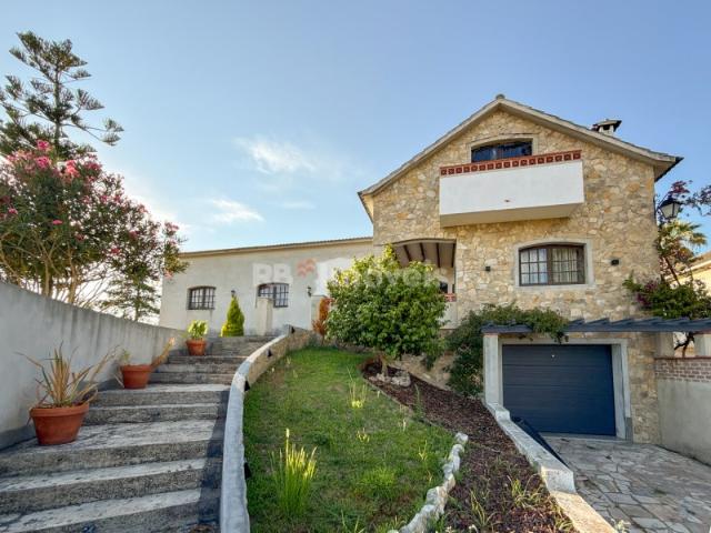 Moradia T5 com Jardim, Garagem e Grande Potencial Meia Via, Torres Novas