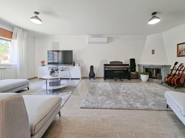 Moradia T5 com 247 m² área construída. Zona Nobre de Casais, Mem Martins / Remodelações Recentes