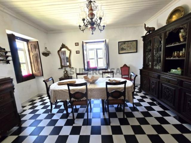 Moradia T5 com 2 pisos com possibilidade de utilização autónoma, perto de Elvas