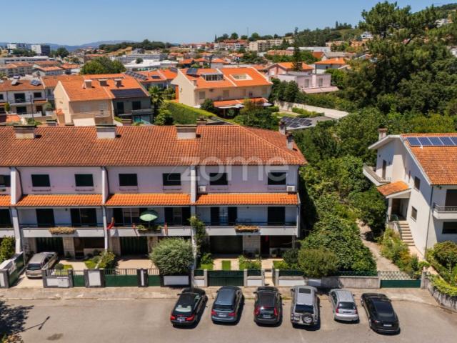 Moradia T5 com 2 Suites, Terraço e Garagem Dupla em Nogueira Braga