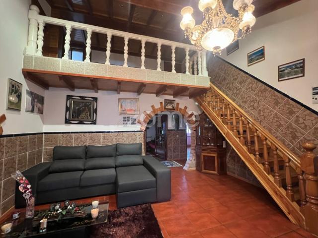 Moradia T5 com 2.500m² de Terreno e Excelentes Áreas em Travancas